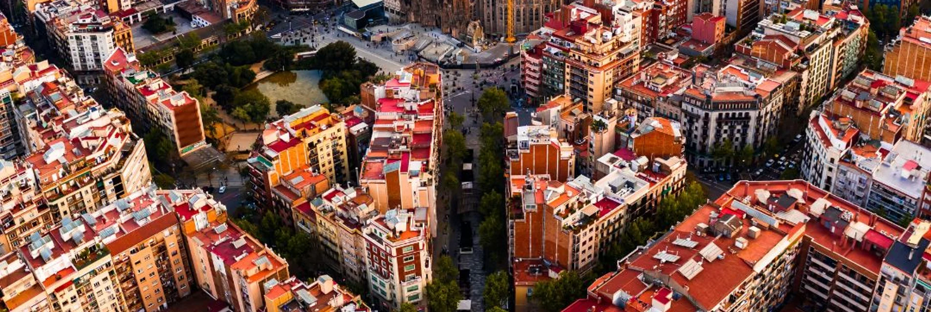 Vue de la piscine de l'hôtel à Barcelone