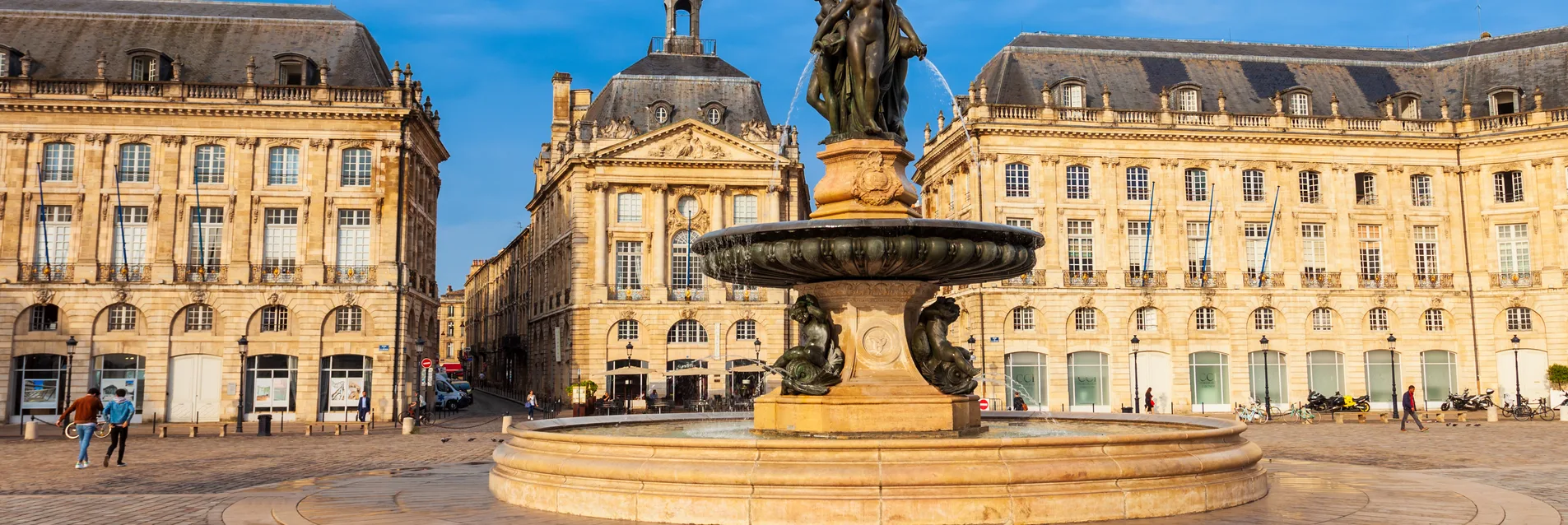Vue de la piscine de l'hôtel à Bordeaux