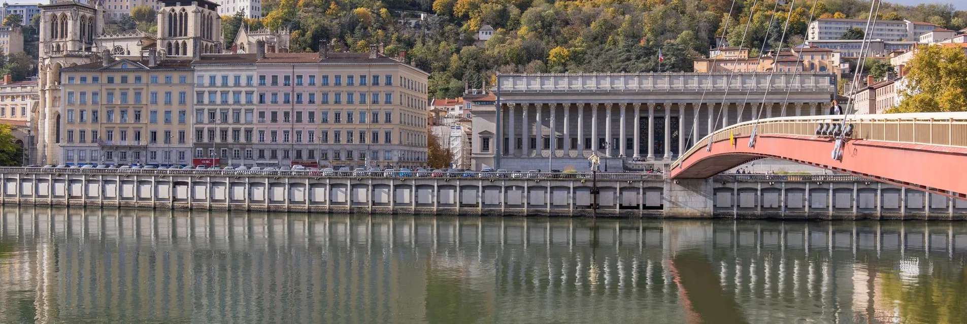 Vue de la piscine de l'hôtel à Lyon