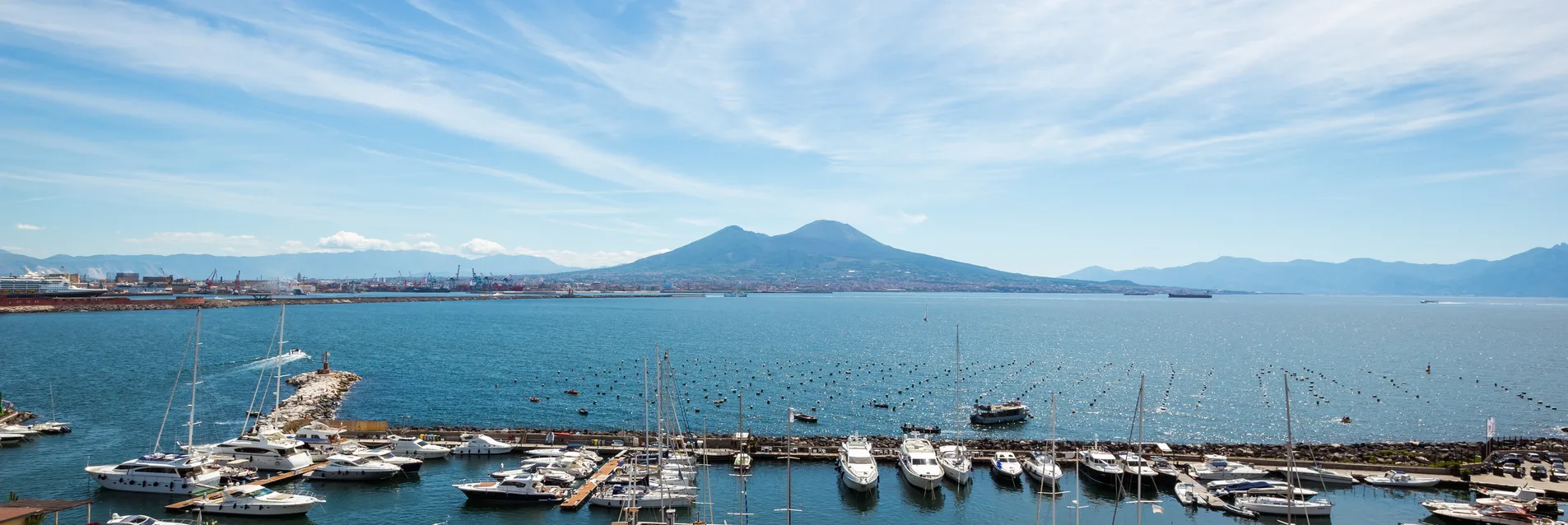 Vue de la piscine de l'hôtel à Naples