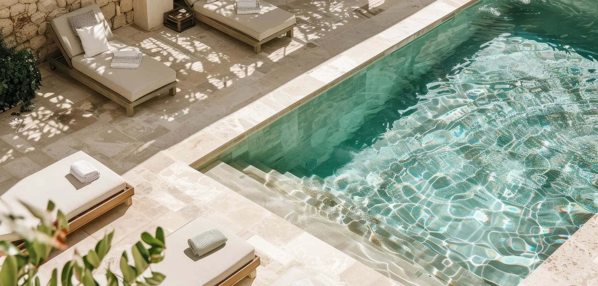 Piscine intérieure d'hôtel de luxe