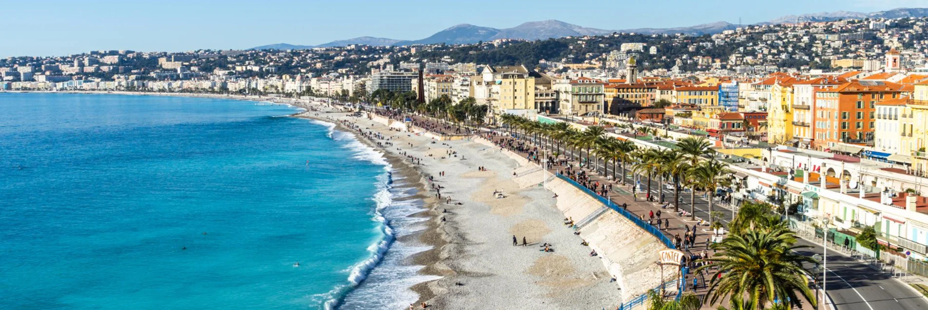 Vue de la piscine de l'hôtel à Nice