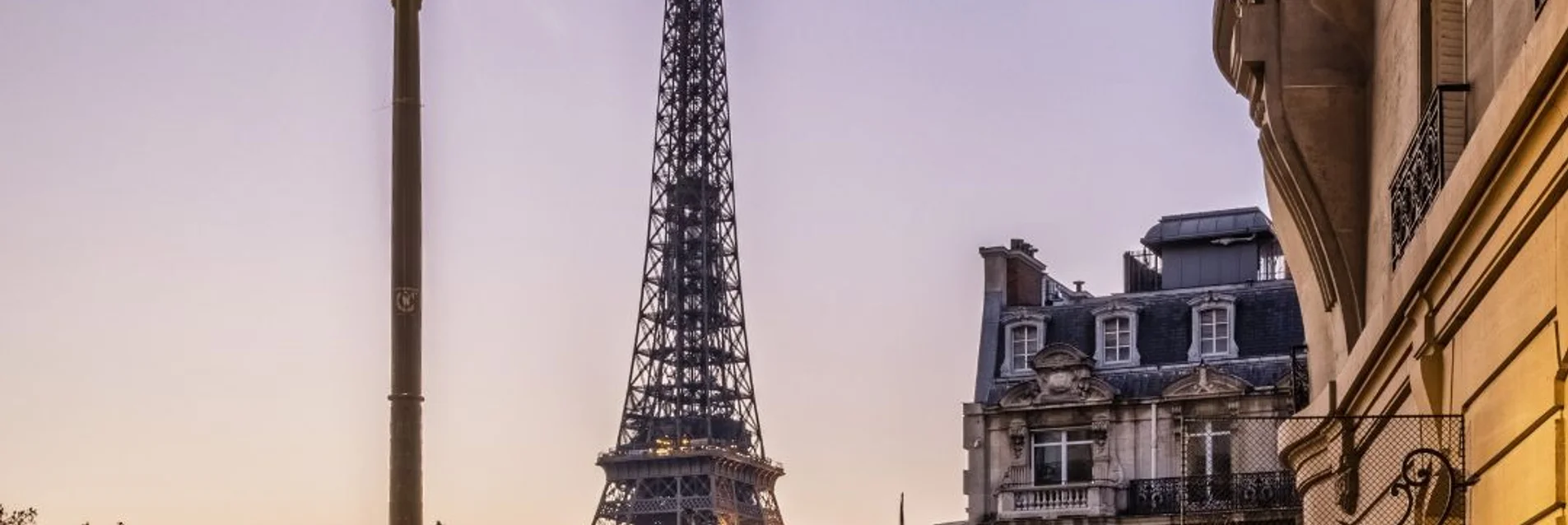 Vue de la piscine de l'hôtel à Paris