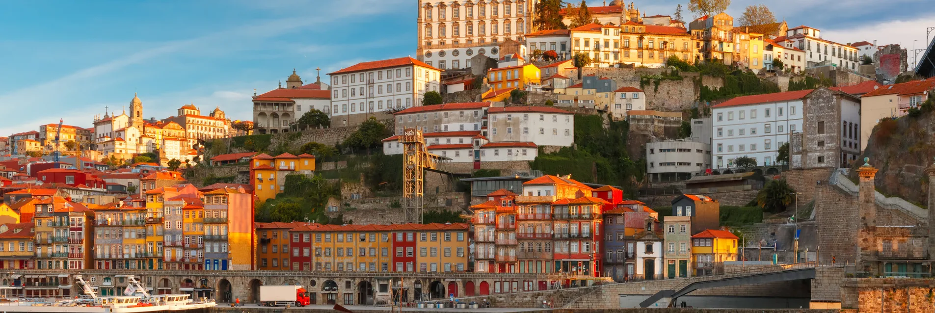Vue de la piscine de l'hôtel à Porto
