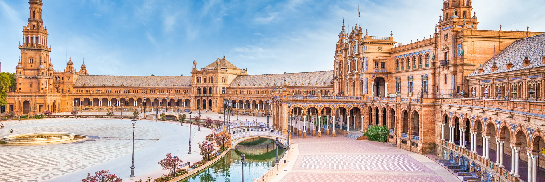 Vue de la piscine de l'hôtel à Séville
